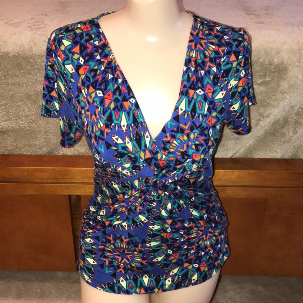 Cable and Gauge V-neck cross the chest ss blouse.